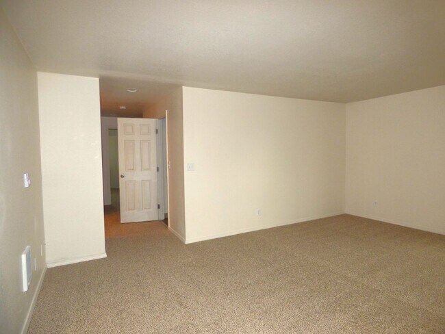 Building Photo - Rent Special: FREE June's Rent - 2 Bedroom 1 Bath Unit NE Salem!