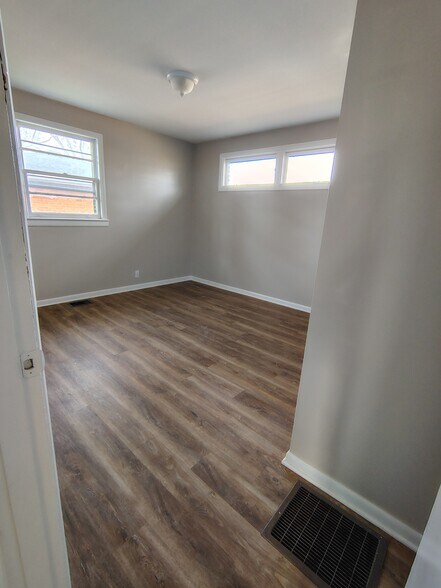 Building Photo - 293 Garry Dr