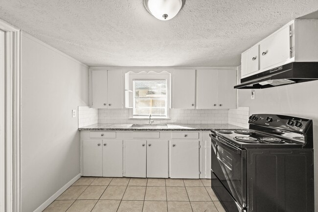 Building Photo - 203 W Hart Ave