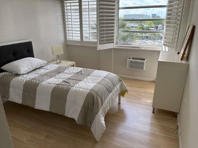 Building Photo - 220 Kings Point Dr