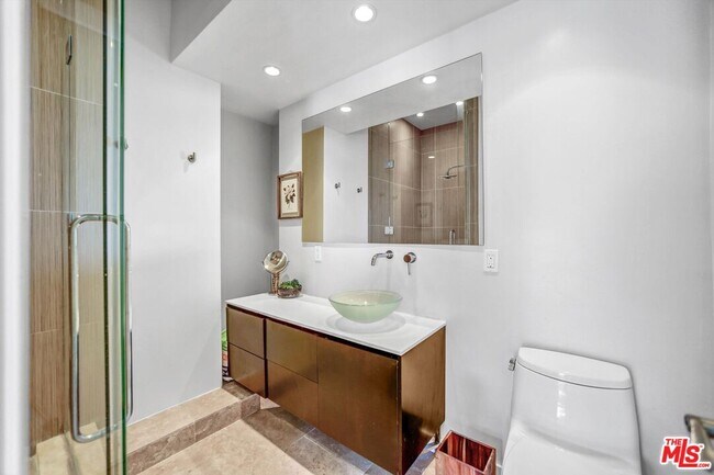 Building Photo - 999 N Doheny Dr