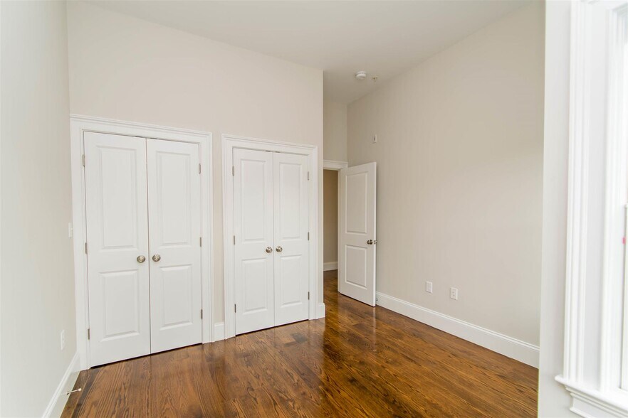 Building Photo - 121 Columbia St