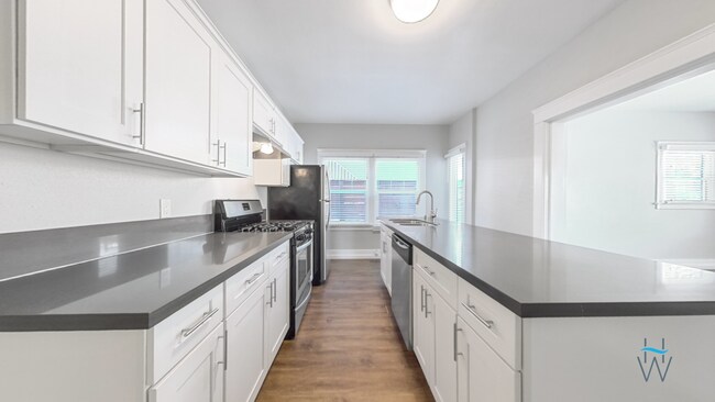Building Photo - Renovated 2bd/1ba with huge kitchen & full...