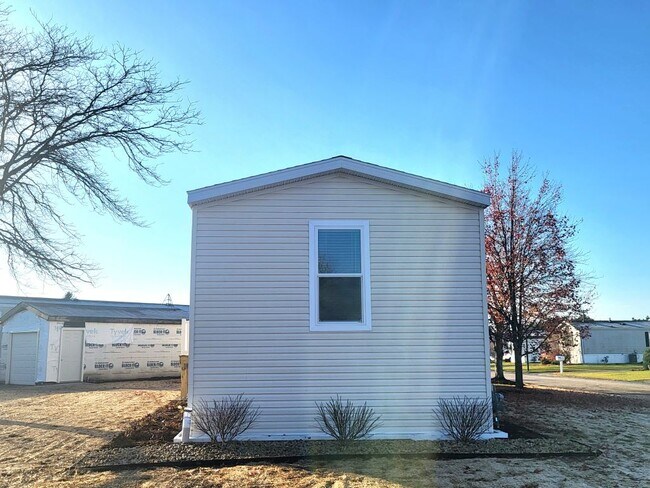 Building Photo - 45 Swan Ln