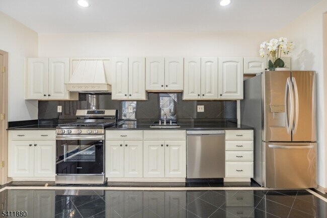 Building Photo - 302 Walnut Ave