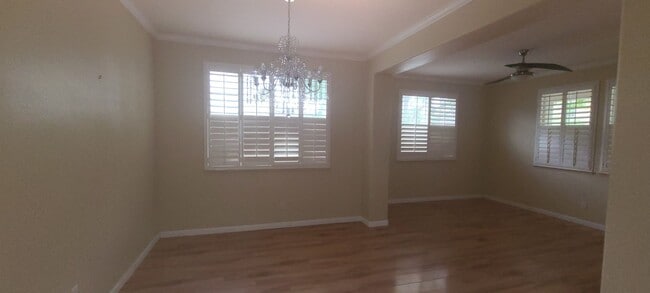 Building Photo - Beautiful 3 Bedroom 2 Bathroom Home in Des...