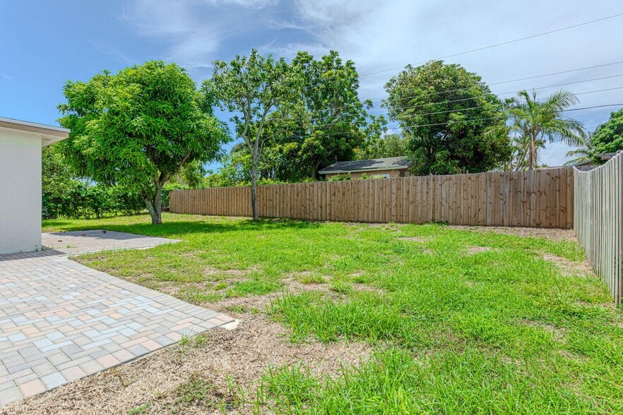 Building Photo - 1717 16th Ct N