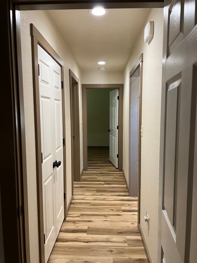 Building Photo - 306 Lux Dr