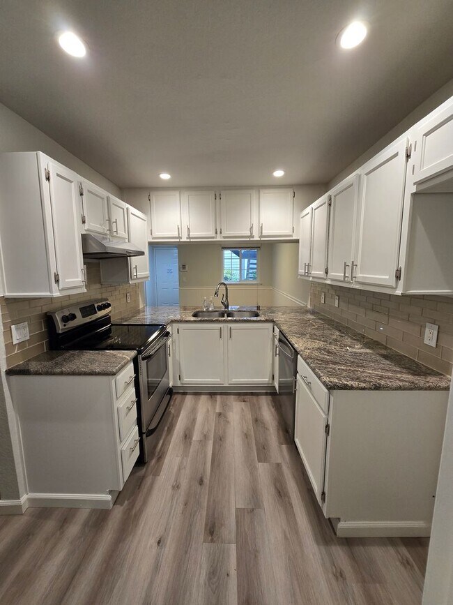 Building Photo - Remodeled Lower Level Condo in Oakland, CA...