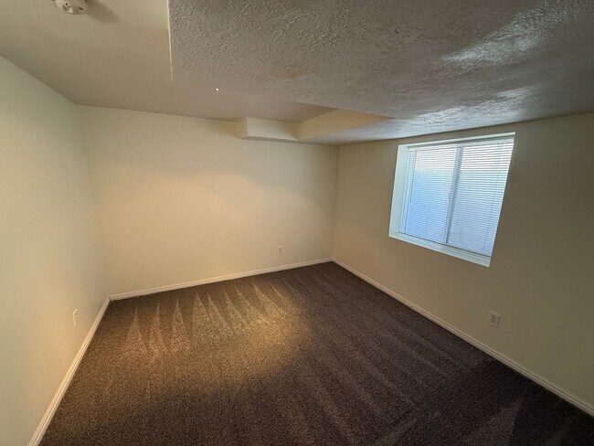 Building Photo - 5 Bedroom Home in Herriman; 2700 sq ft; Open Floor Plan