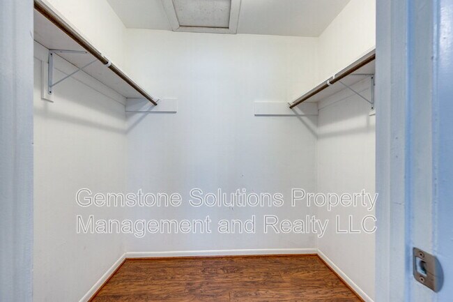 Building Photo - 1705 Granville Rd