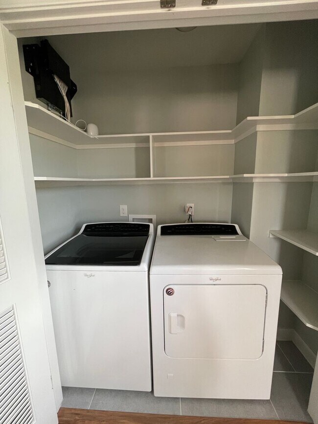 Building Photo - Amazing detached 2/2.5 duplex in Central Austin!!!