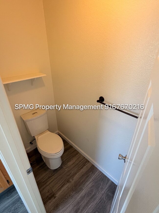 Building Photo - Beautiful 4 Bed / 3 Bath Home in Prime Roseville Location – Across from Park!