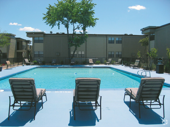 Sparkling Swimming pool - Britton Crossing