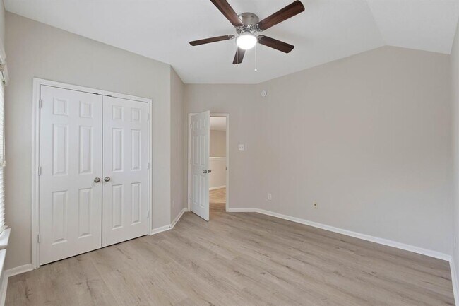 Building Photo - 18 N Queenscliff Cir