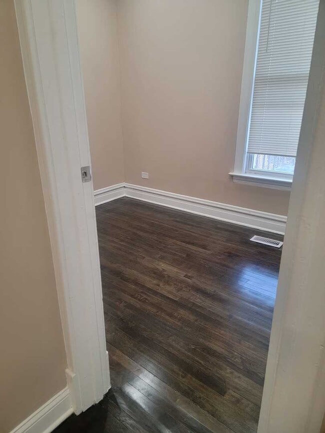 Building Photo - 1540 N Keeler Ave