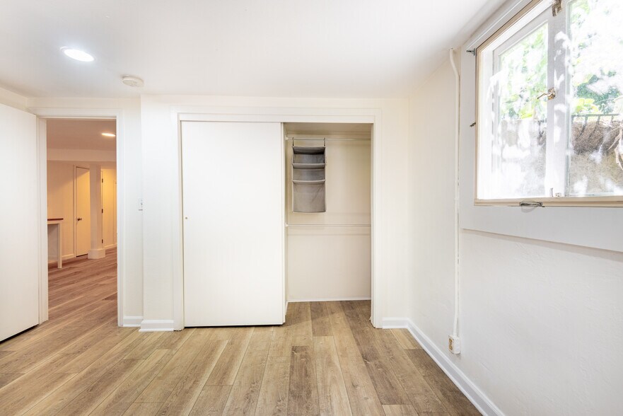 Building Photo - 2306 SE Caruthers St