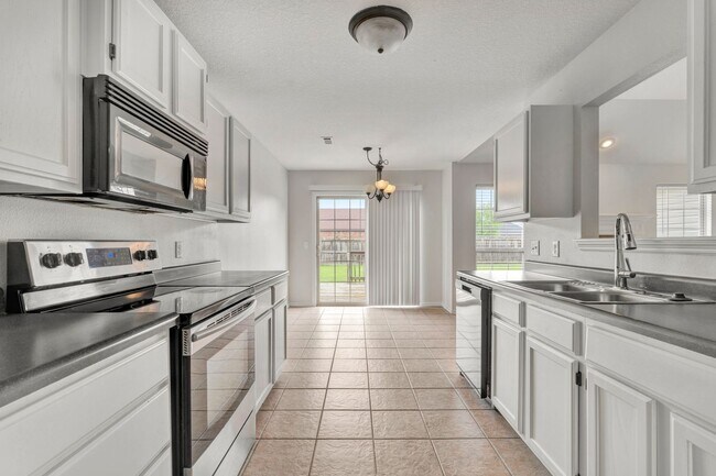 Building Photo - Fresh 3 Bed 2 Bath home in great location!