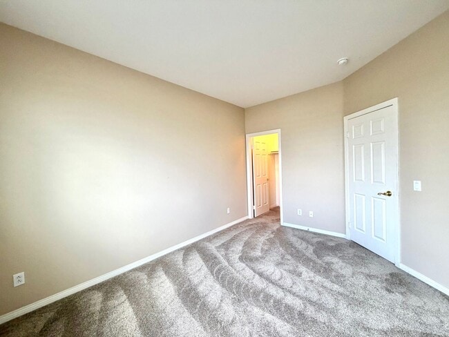 Building Photo - Spacious 5 Bedroom Wolf Creek Home with Balcony, Loft & Secondary Kitchen