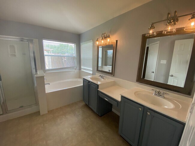 Building Photo - Beautiful 4 bed 2 bath home in White Rock subdivision.