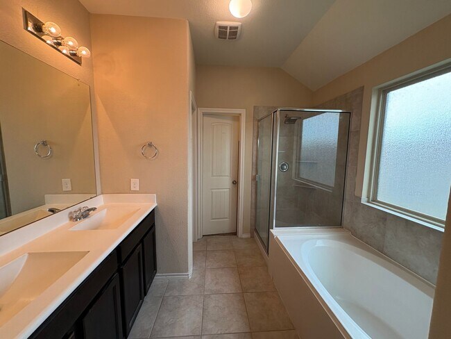 Building Photo - 4B2.5B Warm & Spacious Home in Remington R...