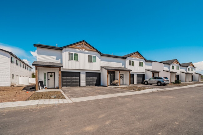 Building Photo - 380 S 3rd W