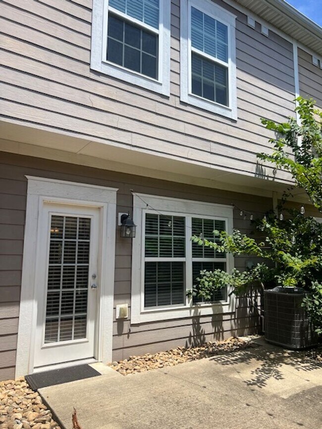Building Photo - 3 bedroom/2.5 Bathroom Sugar Valley Townhome