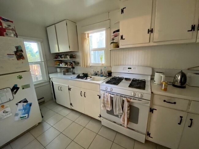 Building Photo - Spacious, Quiet N. Berk. House w/ a Large Private Backyard