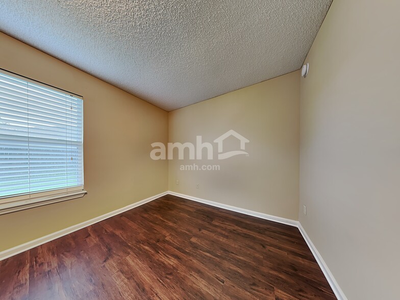 Building Photo - 1852 Willesdon Dr E