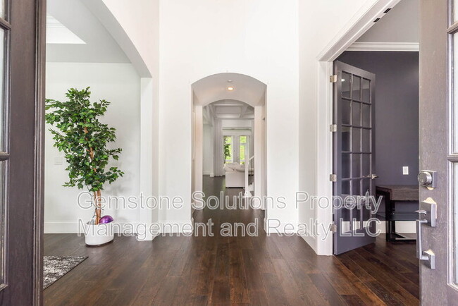 Building Photo - 6343 Wildwood Dr