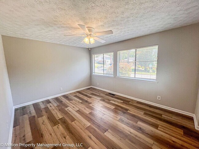 Building Photo - 3020 Woodfield Dr