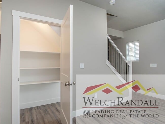 Building Photo - Beautiful 3 Bed 2.5 Bath Townhome in West ...