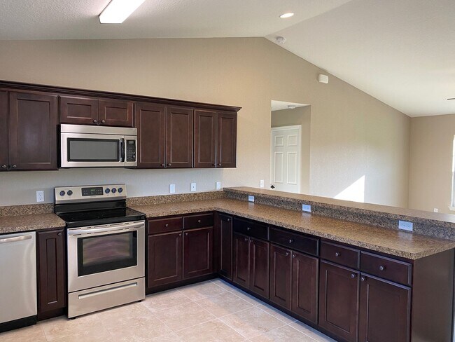 Building Photo - 3/2/2 Silver Spring Shores **Available NOW**