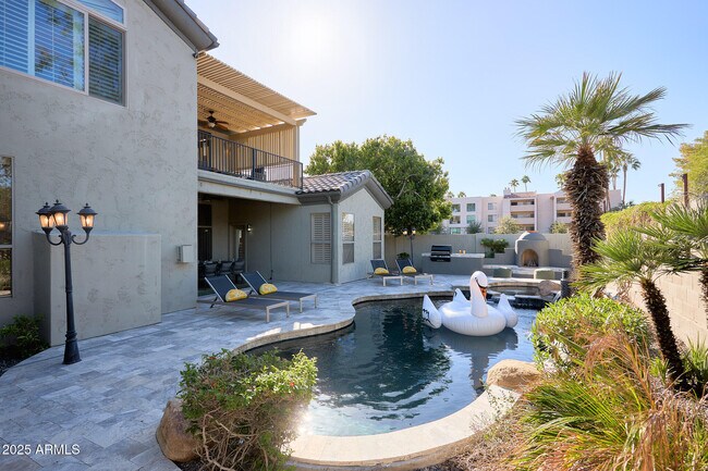 Building Photo - 3202 E Orange Dr