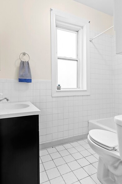 Building Photo - 233 Kelton St
