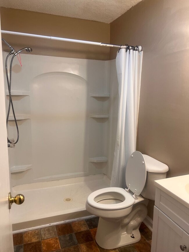 Building Photo - Two bedroom One Bath Single Family House