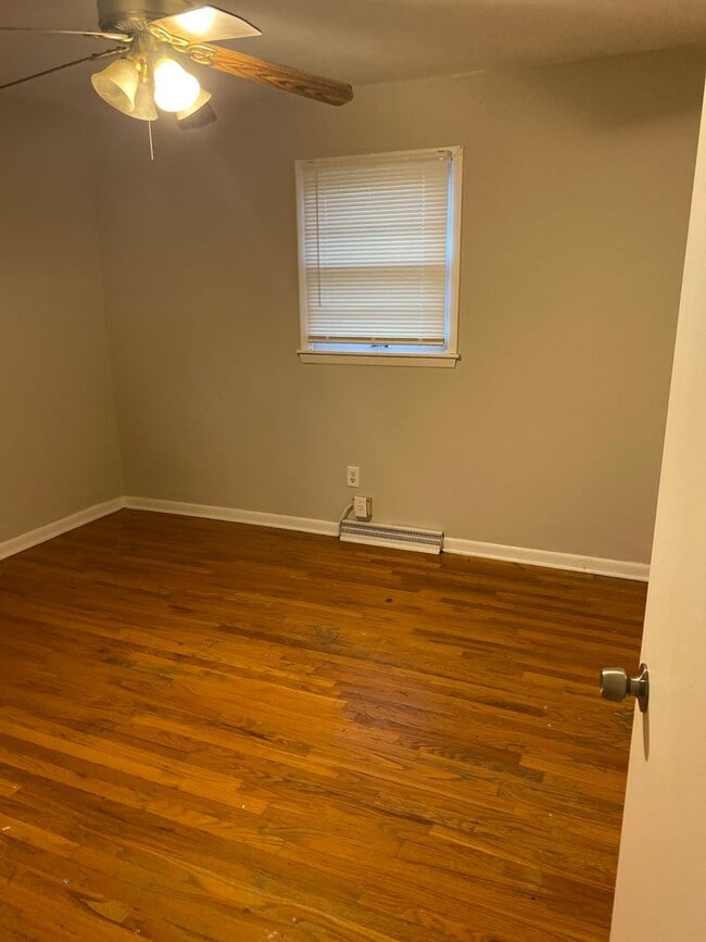 Building Photo - 3 bedroom single family home with huge bon...