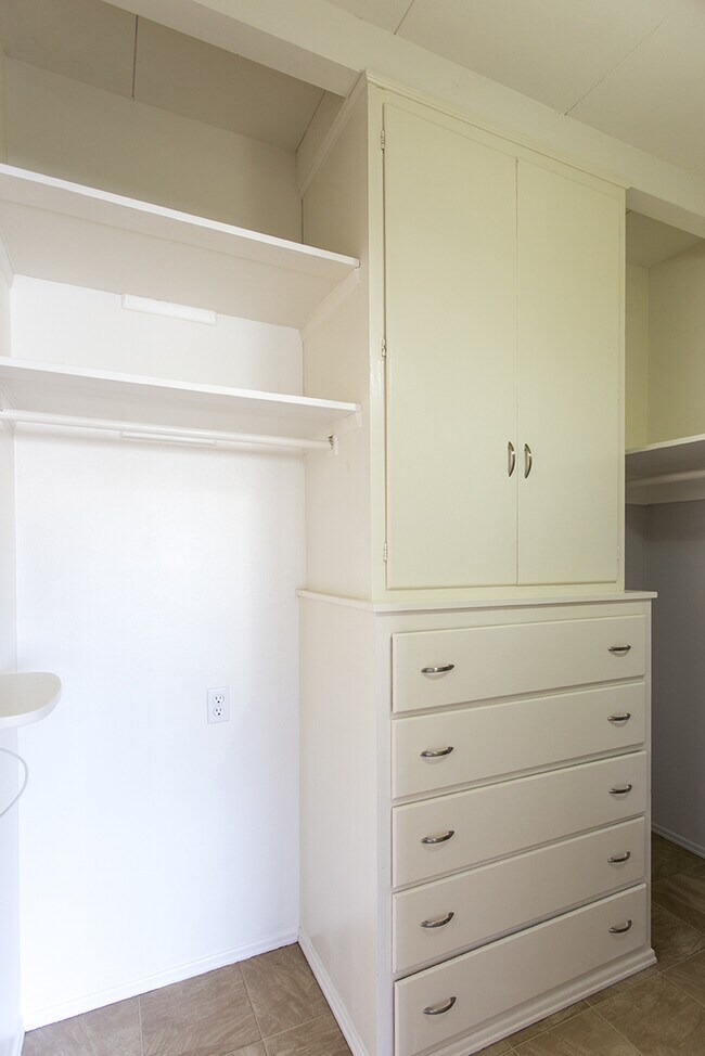 Building Photo - Rare Studio in La Jolla Village with Onsit...