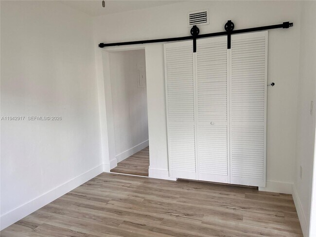 Building Photo - 7207 Bay Dr