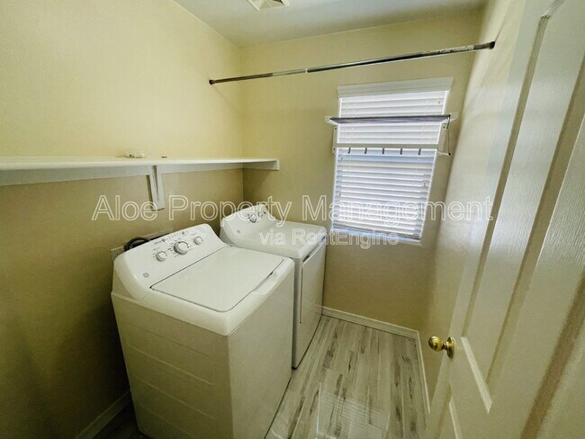 Building Photo - 43724 Elm Dr
