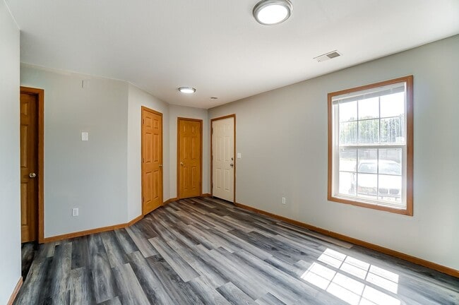 Building Photo - 1115 N Byrne Rd