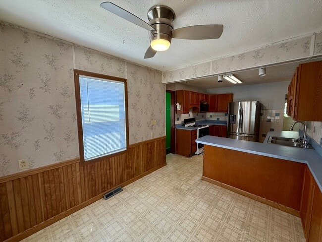 Building Photo - 2 Bed / 1 Bath House with lots of Features...