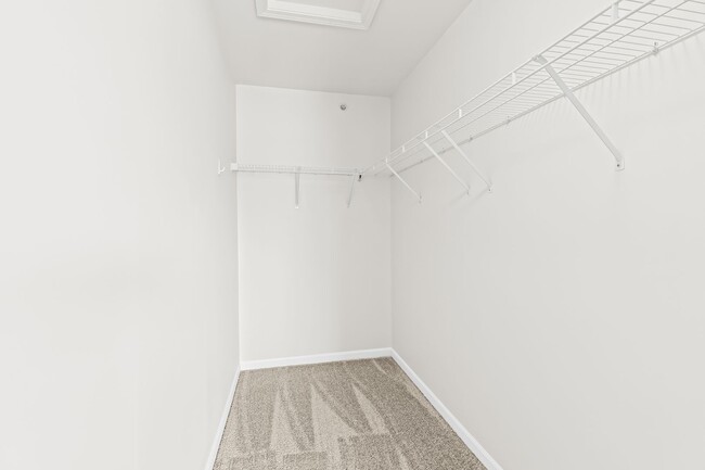 Building Photo - MOVE IN READY 2 BED 2 BATH!