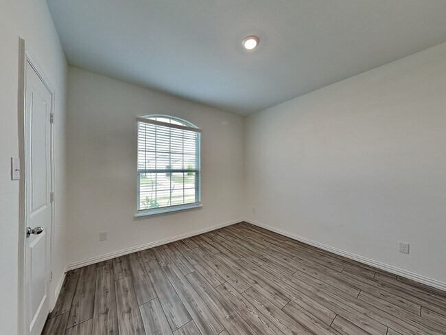 Building Photo - 5604 Elwood Dr