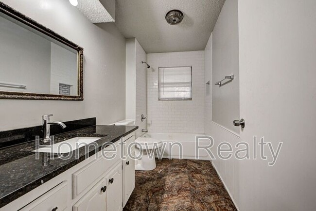 Building Photo - 605 W Clarke St