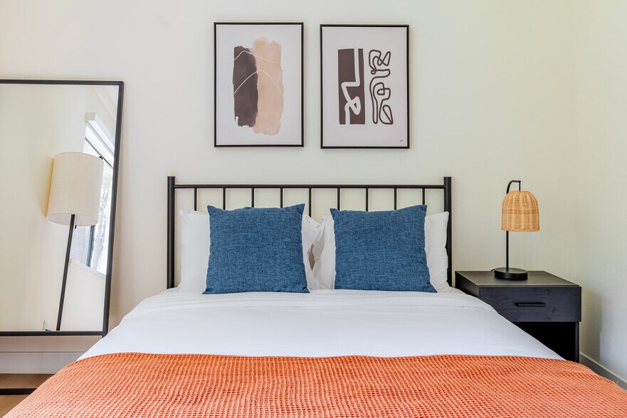 Building Photo - 1600 Villa St