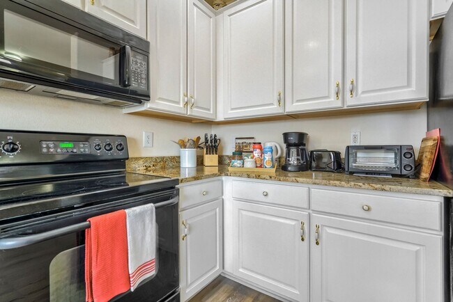 Building Photo - Charming 3BR Condo in Fountain