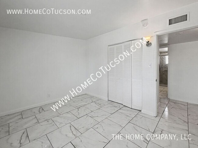 Building Photo - 6225 E Calle Aurora