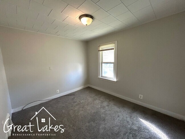 Building Photo - Charming 2 Bedroom 1 Bathroom now availabl...