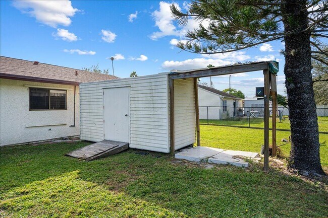 Building Photo - 1433 SE North Balcourt Ct
